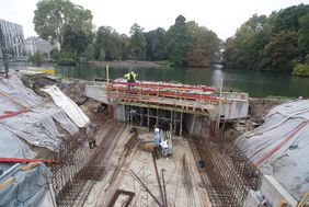 Um im Auslauf der Düssel im Trockenen arbeiten zu können, wird der Wasserspiegel der Landskrone und im Kö-Graben ab Montag, 5. November, um rund 40 Zentimeter abgesenkt. Archivfoto: Ingo Lammert