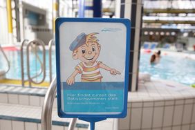 Plakat "Hier findet zurzeit das Babyschwimmen statt". Foto: David Young