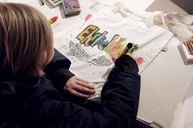 In der Mahn- und Gedenkstätte konnten alle Kinder für ihre Reise durch die Museumsgalaxie eine Reisetasche mit Stoffmalfarben bemalen; Foto: Michael Gstettenbauer