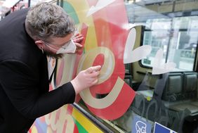 Grafiker Georg Patermann gibt der Beklebung den letzten Schliff.