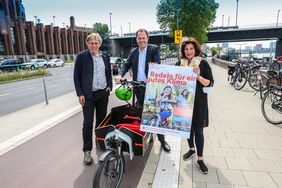 Werben für die Teilnahme am Stadtradeln-Wettbewerb: Mobilitätsdezernent Jochen Kral, Oberbürgermeister Dr. Stephan Keller und Umweltdezernentin Helga Stulgies (v.l.). Foto: Melanie Zanin