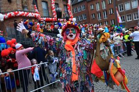 Unter dem Motto "Wir feiern das Leben" feierten Düsseldorfs Karnevalisten ausgelassen Rosenmontag.
