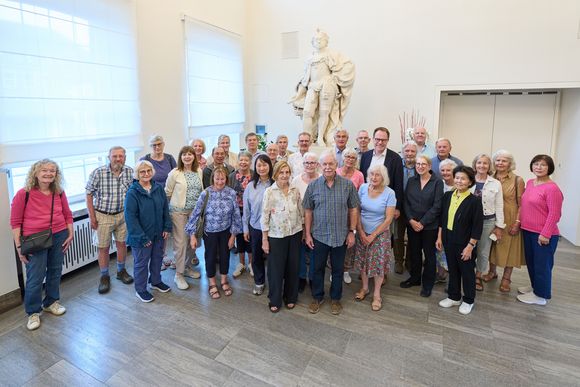 Oberbürgermeister Dr. Stephan Keller hat eine rund 20-köpfige kirchliche Delegation aus der britischen Partnerstadt Reading am Dienstag, 25. August 2026, im Rathaus empfangen. Foto: Stadt Düsseldorf/Claus Langer