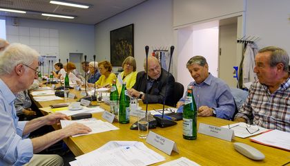 mehrere Mitglieder sitzen gemeinsam am Tisch und diskutieren, Fotograf: Uwe Schaffmeister