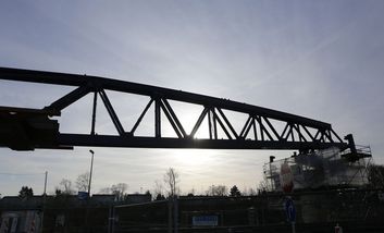 Die neue Brücke für die U 81 wird sich auf einer Länge von 438 Metern über das Flughafengelände und den Verkehrsknoten Nordstern bis zum Widerlager an der Lilienthalstraße erstrecken. Foto: Landeshauptstadt Düsseldorf/Ingo Lammert 