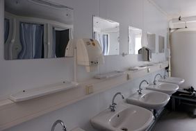 Blick in den Sanitärbereich der Container; Foto: Schaffmeister 