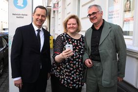 "Planlos in Düsseldorf: Helft Heine!": Felix Droste als Vorsitzender der Heine-Gesellschaft, Dr. Sabine Brenner-Wilczek, Direktorin des Heinrich-Heine-Instituts, sowie Dr. Enno Stahl (Kurator) stellten neue digitale Rätsel-Tour vor; Foto: David Young