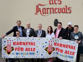 V. l.: Hans-Jürgen Tüllmann, Jannis Witte (vorne), Tim Heinze, Oberbürgermeister Thomas Geisel, Nicole Nothen, Frank Breuers, Stefan Felix und Ellen Petry. Foto: Wilfried Meyer