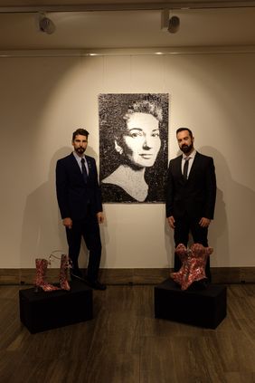 Die Väter der Ausstellung "Sculptured Costumes Maria Callas" im Düsseldorfer Rathaus (v.l.): Nikos Floros und Kurator Aristotelis Karantis; Foto: Uwe Schaffmeister