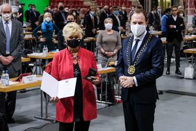 Oberbürgermeister Dr. Stephan Keller (r.) hat das langjährige Ratsmitglied Bettina Wiedbrauk mit der Verdienstplakette des Rates ausgezeichnet; Foto: Gstettenbaur