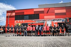 Gruppenbild vor dem rheinischen Sommerderby: Auf dem Gelände der Feuerwehrschule in Garath traten die Düsseldorfer EG, die Krefeld Pinguine und die Kölner Haie gegeneinander beim Feuerwehrcontest an; Fotos: Zanin