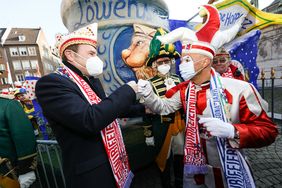 Oberbürgermeister Dr. Stephan Keller mit Hoppeditz Tom Bauer vor dem Senftopf auf dem Marktplatz, alle Fotos: Melanie Zanin.