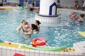 Teilnehmende beim Babyschwimmkurs im Freizeitbad "Düsselstrand", © Landeshauptstadt Düsseldorf/Ingo Lammert