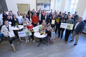 Oberbürgermeister Dr. Stephan Keller (M.),  Renate Böhm (M.l.), Vorsitzende von Pro Düsseldorf, und Dominic McVey (M.r.), Deutsche Postcode Lotterie DT gGmbH, mit den Gewinnerinnen und Gewinnern der drei Goldenen Besen, Foto: Gstettenbauer