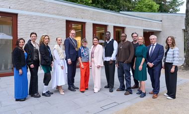 OB Dr. Keller (5.v.l.) und Beigeordnete Koch (M.) mit den Preisträgerinnen und Preisträgern 2026. Mit dabei: Vorstandsvorsitzender der Stadtsparkasse Düsseldorf Dr. Stefan Dahm (2.v.r.) und Esther Breinig (r.), Kunst- und Kulturstiftung, Foto: Langer