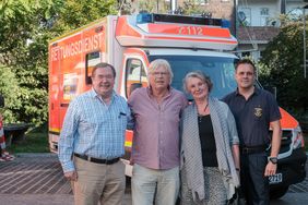 Nachbar Peter Seyferth (l.) und Ehefrau Giesela retteten Karl-Heinz Woitalla mit Unterstützung von Leitstellendisponent Matthias Venhoven (r.) das Leben. Foto: Michael Gstettenbauer