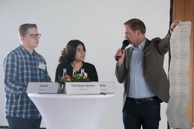Moderator Christian Zeelen, unterstützt von den Schüler-Moderatoren David und Dalal, präsentiert den Wahlzettel für die Europawahl am 26. Mai. Foto: Gstettenbauer