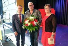 Jubilarfeier 2019 der Landeshauptstadt Düsseldorf in den Rheinterrassen: (v.l.) Oberbürgermeister Thomas Geisel, Franz Hofer, der sein 50-jähriges Dienstjubiläum feierte, und Katharina Lang, Vorsitzende des Gesamtpersonalrates der Landeshauptstadt