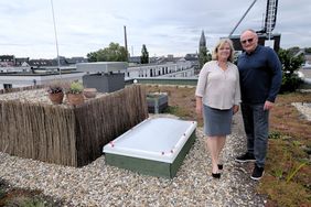 Die Hauseigentümer Marion Wabbel und Werner Siegel auf der 400 Quadratmeter großen begrünten Dachfläche ihres Hauses. Foto: Michael Gstettenbauer