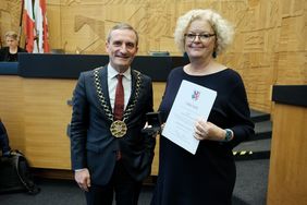 Oberbürgemeister Thomas Geisel hat in der Ratssitzung am Donnerstag, 19. Dezember, Ratsfrau Constanze Mucha den Ehrenring des Rates überreicht. Foto: Gstettenbauer