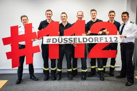 In der Feuerwache 1 twitterte das Social-Media- und Presseteam der Feuerwehr Düsseldorf acht Stunden lang die Einsätze der Kollegen. Fotos: Feuerwehr