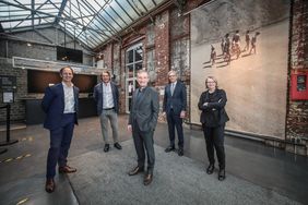 Stellten das Projekt vor: (vorne v. r.) Intendantin Bettina Masuch, OB Thomas Geisel, Vorstandsvorsitzender Dr. Johannes Kurschildgen sowie (hinten v. r.) Kulturdezernent Hans-Georg Lohe, und Architekt Joachim Sieber; Foto: Zanin