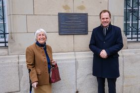 Oberbürgermeister Dr. Stephan Keller und Marita Münstermann, Patenkind von Anna Lenzberg, haben die neue Gedenktafel am Standesamt enthüllt. Foto: Michael Gstettenbauer