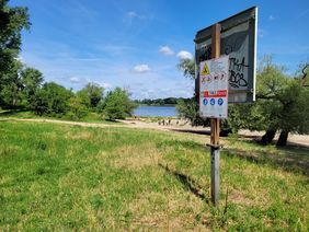 70 neue Warnschilder weisen auf die Gefahren des Schwimmens im Rhein hin. Foto: Feuerwehr Düsseldorf