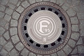 Gemeinsam mit der Altstadtarmenküche und dem Stadtentwässerungsbetrieb Düsseldorf wurde symbolisch für die Spendenaktion ein F95-Kanaldeckel eingesetzt. Foto: F95