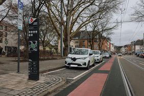Am Apostelplatz ist am Mittwoch, 10. Dezember 2025, die erste Mobilitätsstation im Stadtteil Gerresheim offiziell in Betrieb gegangen. Foto: Connected Mobility Düsseldorf