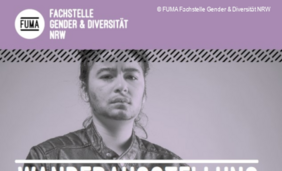 Foto von einer Person vor grauem Hintergrund mit dem Schriftzug: Wanderausstellung Crossdressing