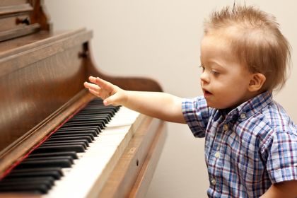 kleines Kind am Klavier, ©Joni Hofmann, fotolia