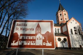 Ein besonderer Anblick: Noch steht eines der touristischen Hinweisschilder auf dem Gerricusplatz vor der Basilika St. Margareta. Ab Januar sind die Schilder an der A 3 zu sehen. Foto: Gstettenbauer