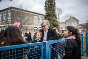 Regisseur und Fotograf Wim Wenders besuchte am Freitag, 30. November, das Städtische Wim-Wenders-Gymnasium in Oberbilk, das nach ihm benannt wurde. Foto: Heidrich