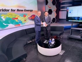 Oberbürgermeister Thomas Geisel (links) mit Guan Hong, Geschäftsführer der Chongqing Daily. Foto: Stadt Düsseldorf
