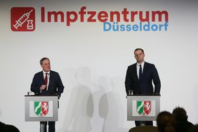 NRW-Ministerpräsident Armin Laschet mit Bundesgesundheitsminister Jens Spahn im Impfzentrum Düsseldorf am 1. Dezember 2020; Foto: Young