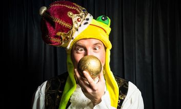 Foto eines Schauspielers verkleidet als Froschkönig
