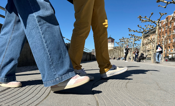 Zwei Personen laufen die Rheinuferpromenade entlang; es sind nur die Beine zu sehen © Gesundheitsamt Düsseldorf