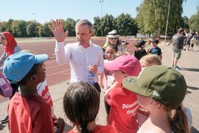 OB Geisel im Gespräch mit teilnehmenden Kindern des Fußball-Camps; Foto: Gstettenbauer