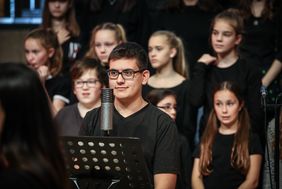 Der Schüler Nick Kokoromitis spricht Poetry Slam — ein Projekt der Schule und des Zakk. Foto: Zanin