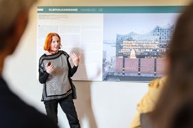 Andrea Jürges, stellvertretende Direktorin des Deutschen Architekturmuseums Frankfurt, informiert zur Elbphilharmonie Hamburg; Foto: Zanin