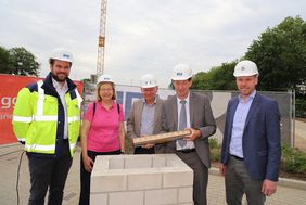 V.l.: IPM-Projektingeneur Michael Köhler, Ratsfrau Ursula Holtmann-Schnieder, Abteilungsleiter im Jugendamt Wendelin Dutenhöfer, Stadtdirektor Burkhard Hintzsche und Geschäftsführer des Bauunternehmens Fechtelkord & Eggersmann Tim Schneider. Foto: Lam