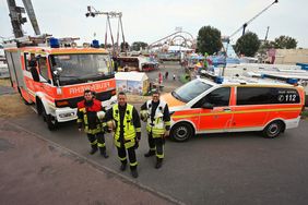 Bereit für mögliche Einsätze: Mit Start der "Größten Kirmes am Rhein" beginnt für die Einsatzkräfte - unter ihnen v.l. Michael Janus, Volker Reichardt und David Herresbach - eine arbeitsintensive Zeit. Fotos: Young