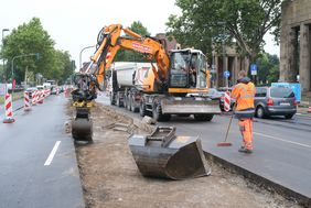 Die Arbeiten am neuen Rheinradweg am Joseph-Beuys-Ufer haben begonnen. Foto: Michael Gstettenbauer