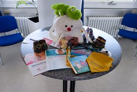 Der Elternbesuchsdienst des Jugendamtes übergibt jetzt auch Babyzahnbürsten und zahnärztliche Kinderpässe, © Landeshauptstadt Düsseldorf/Uwe Schaffmeister