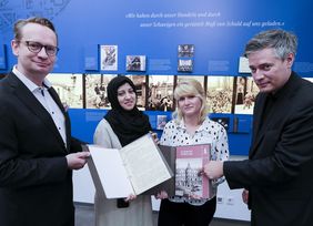 (v.l.) Freuen sich über die neuen Materialien: Personaldezernent Dr. Michael Rauterkus, Salaha Akhtar, Milena Rabokon und Mahn- und Gedenkstellenleiter Dr. Bastian Fleermann, Foto: Meyer.