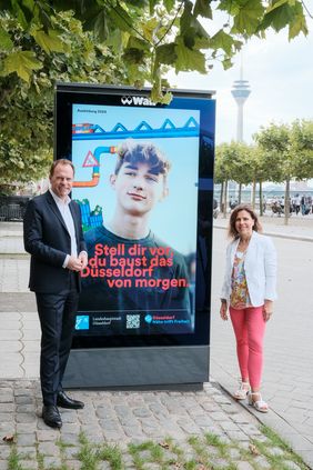 Am Rathausufer wurde die neue Ausbilungskampagne der Stadtverwaltung von Oberbürgermeister Dr. Stephan Keller und Hauptamtsleiterin Bettina Mötting vorgestellt; Foto: Gstettenbauer