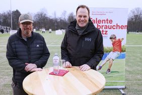 Oberbürgermeister Dr. Stephan Keller (r.) und Manfred Novacek, Vorsitzender des Vereins DJK Agon 08, bei der Eröffnung des neuen Kunstrasenspielfelds auf der Sportanlage Sankt-Franziskus-Straße; Fotos: Young