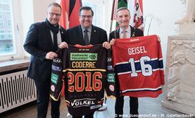 v.l.n.r.: Christoph Kreutzer, Trainer der DEG, Oberbürgermeister von Montréal, Denis Coderre und Oberbürgermeister Thomas Geisel