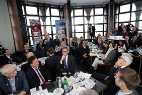 Volles Haus beim Pressegespräch im Schlossturm mit Stadtspitzen der deutschen Tour-de-France-Städte. Foto: Ingo Lammert